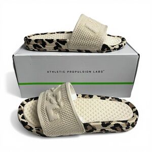 APL Womens Techloom Cream Leopard Slides Size 6 Athleisure Comfort Lounge Travel